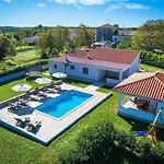 Charmante Mit Privatem Pool, Klima, Sonnenliegen, Terrasse Und Grill Manjadvorci