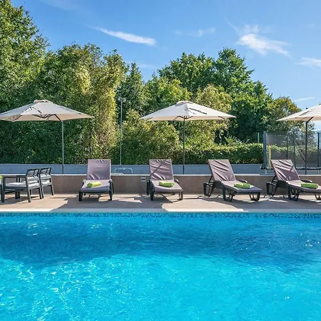 Charmante Mit Privatem Pool, Klima, Sonnenliegen, Terrasse Und Grill *
