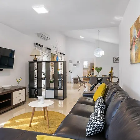 Charmante Mit Privatem Pool, Klima, Sonnenliegen, Terrasse Und Grill * Manjadvorci