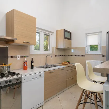 펜션 Charmante Mit Privatem Pool, Klima, Sonnenliegen, Terrasse Und Grill