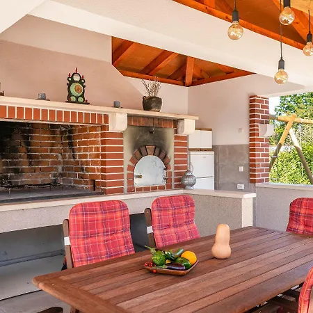Charmante Mit Privatem Pool, Klima, Sonnenliegen, Terrasse Und Grill Holiday home Manjadvorci