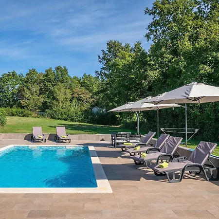Charmante Mit Privatem Pool, Klima, Sonnenliegen, Terrasse Und Grill