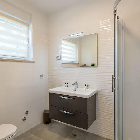 Charmante Mit Privatem Pool, Klima, Sonnenliegen, Terrasse Und Grill