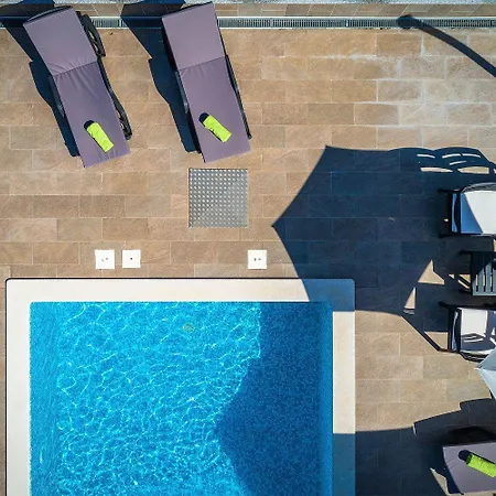 Charmante Mit Privatem Pool, Klima, Sonnenliegen, Terrasse Und Grill *