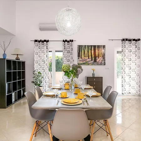 Charmante Mit Privatem Pool, Klima, Sonnenliegen, Terrasse Und Grill *
