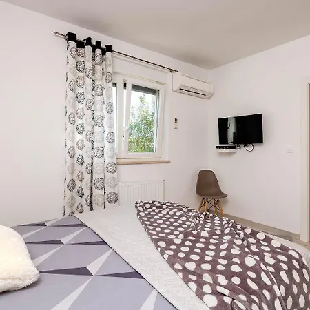 Charmante Mit Privatem Pool, Klima, Sonnenliegen, Terrasse Und Grill