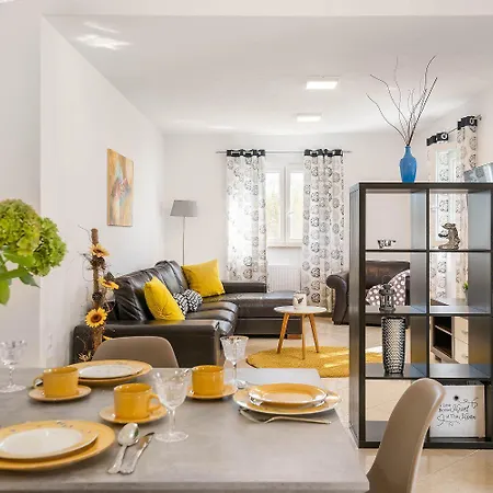 Charmante Mit Privatem Pool, Klima, Sonnenliegen, Terrasse Und Grill 펜션 Manjadvorci