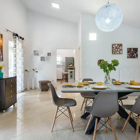 Charmante Mit Privatem Pool, Klima, Sonnenliegen, Terrasse Und Grill 펜션