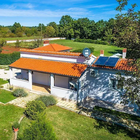 Holiday home Charmante Mit Privatem Pool, Klima, Sonnenliegen, Terrasse Und Grill Manjadvorci